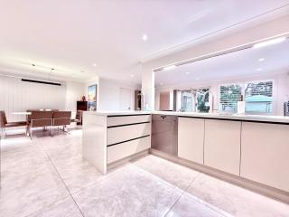Cosy Modern 5BR Home-Major Hubs Parks with EV Charger - Sidney - 4