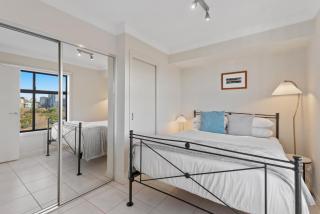 Split-Level 2BR with City-View and Separate Study - Melbourne - 3