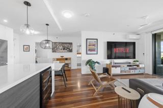 Stylish Brisbane City Stay with BBQ Pool & Gym - 2