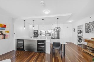 Stylish Brisbane City Stay with BBQ Pool & Gym - 6