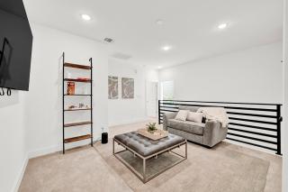 Modern Gated Townhome 5 Mins to NRG & Med Center - Houston - 6