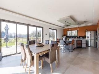 Villa in Saint-Corneille with Private Jacuzzi - 9