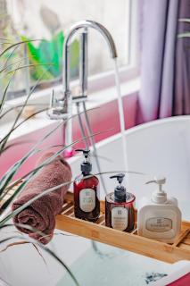 Saigon Hideout New World View - District 1 Romantic Stay, Netflix & Bathtub - 6