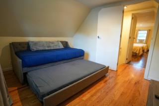 5•Star Fave CapeCodStyle Gem with Bedroom on Main - New Britain - 4