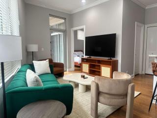 Pool Table Free Parking Sleeps 8 - Chicago - 6