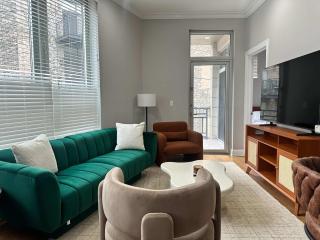 Pool Table Free Parking Sleeps 8 - Chicago - 0