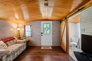 2 Rustic Historic Hico Cabin Glamping Near Fossil Rim & Dinosaur World by Vacation Your Way - 7