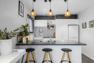 Townhouse In The City With Parking and Courtyard - 1