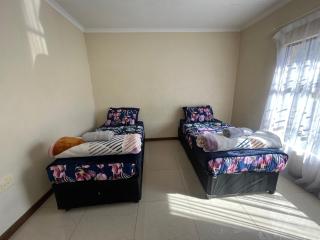 Mama Rs Erbnb - Newcastle - 9