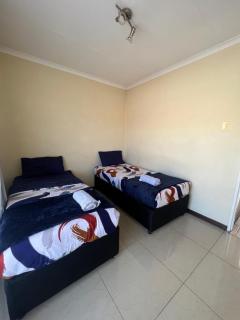 Mama Rs Erbnb - Newcastle - 6