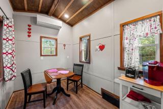 3 Tiny Home Honeymoon Suite Paulita and the Kid Glamping by Vacation Your Way - Hico - 8