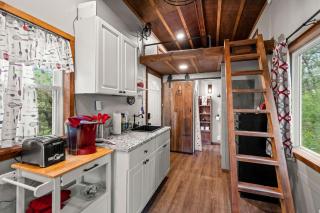 3 Tiny Home Honeymoon Suite Paulita and the Kid Glamping by Vacation Your Way - Hico - 6