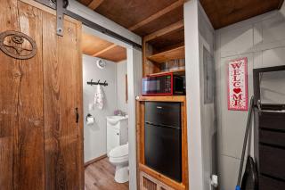 3 Tiny Home Honeymoon Suite Paulita and the Kid Glamping by Vacation Your Way - Hico - 5