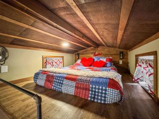 3 Tiny Home Honeymoon Suite Paulita and the Kid Glamping by Vacation Your Way - Hico - 0