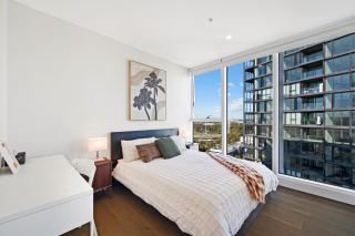 Breathtaking Views - 2BRs with Pool, Parking & Gym - Sidney - 8