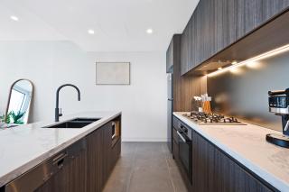 Breathtaking Views - 2BRs with Pool, Parking & Gym - Sidney - 4