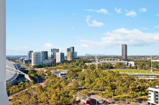 Modern 2BR Pool, Parking, Gym & Gorgeous Views - 4