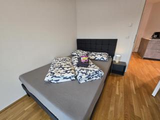 Central Innsbruck Apartment - 4