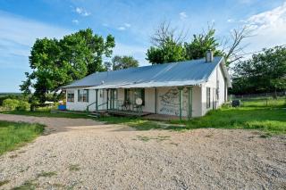 Brushy Bills Farmhouse Horse Motel Pet Sleeps 7 by Vacation Your Way - Hico - 0