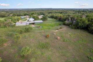 Brushy Bills Farmhouse Horse Motel Pet Sleeps 7 by Vacation Your Way - Hico - 9