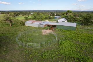Brushy Bills Farmhouse Horse Motel Pet Sleeps 7 by Vacation Your Way - Hico - 7
