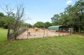 Brushy Bills Farmhouse Horse Motel Pet Sleeps 7 by Vacation Your Way - Hico - 6