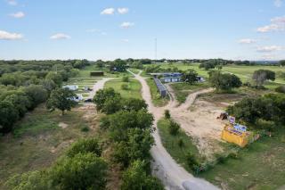 Brushy Bills Farmhouse Horse Motel Pet Sleeps 7 by Vacation Your Way - Hico - 5