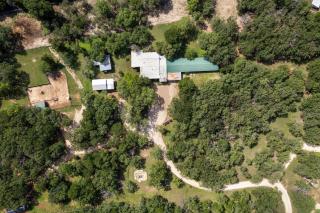 Brushy Bills Farmhouse Horse Motel Pet Sleeps 7 by Vacation Your Way - Hico - 4