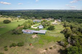 Brushy Bills Farmhouse Horse Motel Pet Sleeps 7 by Vacation Your Way - Hico - 3