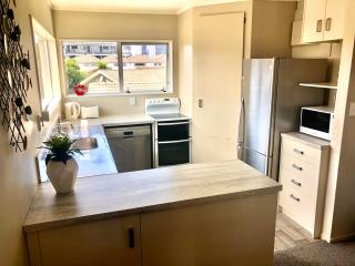 Sunny 3 bedroom apartment next to Blake Park - Mount Maunganui - 0