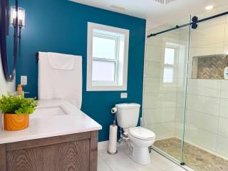 Private Studio - 5 Min to DT - Self Check-In - 75 Inch TV - Williams Lake - 6
