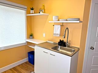 Private Studio - 5 Min to DT - Self Check-In - 75 Inch TV - Williams Lake - 1