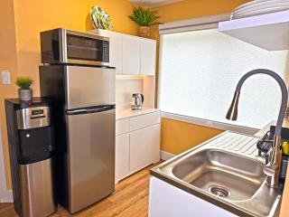 Private Studio - 5 Min to DT - Self Check-In - 75 Inch TV - Williams Lake - 2