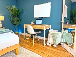 Private Studio - 5 Min to DT - Self Check-In - 75 Inch TV - Williams Lake - 7