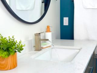Private Studio - 5 Min to DT - Self Check-In - 75 Inch TV - Williams Lake - 5