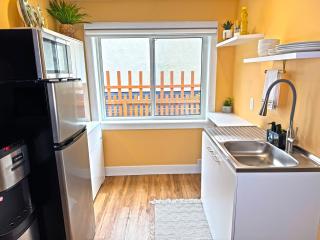 Private Studio - 5 Min to DT - Self Check-In - 75 Inch TV - Williams Lake - 8