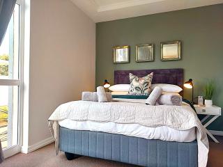 Brizzys Balcony Luxe Retreat Great Location! - South End - 2