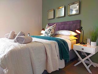 Brizzys Balcony Luxe Retreat Great Location! - South End - 3