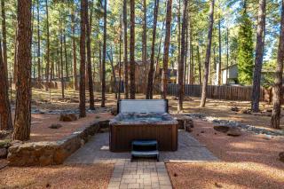 Flagstaff Retreat: Deck Spa Game Room Stunning Views - 9
