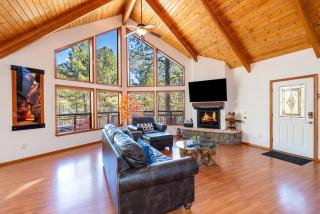 Flagstaff Retreat: Deck Spa Game Room Stunning Views - 4