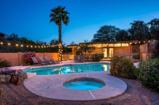 Grand Camelback views home with jacuzzi and pool. - Phoenix - 8