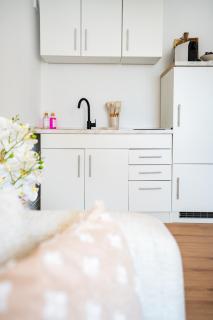 2 BR Apartment - ZENTRAL - KÜCHE - BALKON - WIFI - NETFLIX - BUSINESS - KAFFE - PARKHAUS - Wiesbaden - 2