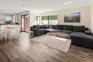 Cozy 4BR Home by Melb Airport, CBD & Watergardens - 5