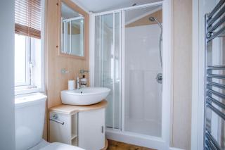 5 Manor Lodge - 2 Bedroom Lodge - Pendine - 3