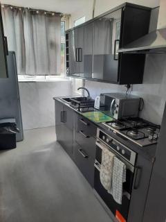 L & J ESCAPES-4 BEDROOMs SUITABLE FOR CONTRACTORS AND FAMILIES- LARGE PRIVATE PARKING-10 MINUTES TO M6 JUNCTION 9 - Coseley - 6