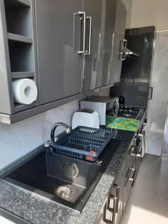 L & J ESCAPES-4 BEDROOMs SUITABLE FOR CONTRACTORS AND FAMILIES- LARGE PRIVATE PARKING-10 MINUTES TO M6 JUNCTION 9 - Coseley - 7