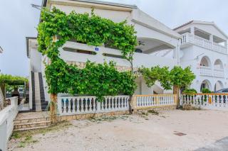 Apartments with parking spaces Vir - 24560 - Vir - 0