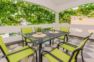 Apartments with parking space Vir - 24560 - 2