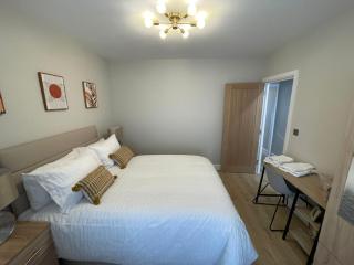 Luxury 4-Bedroom Haven Garden Parking - South Norwood - 6