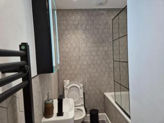 Luxury 4-Bedroom Haven Garden Parking - South Norwood - 4